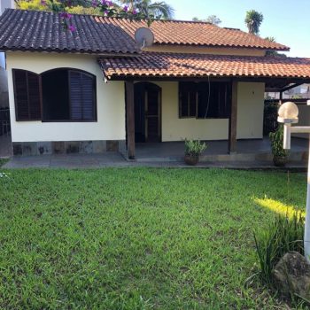 Residência linear com um amplo quintal plano e ótima localização em Pendotiba