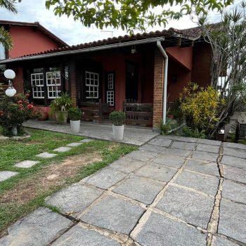 Espaço, conforto e lazer em um só lugar! Casa à venda com amplo terreno, piscina, mezanino e campo de futebol