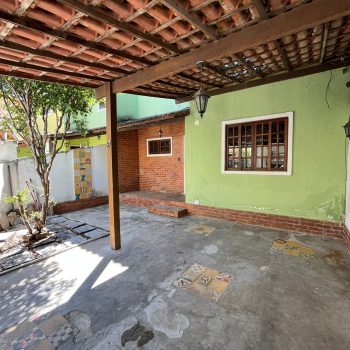 Imóvel aconchegante e funcional, localizado em condomínio fechado.